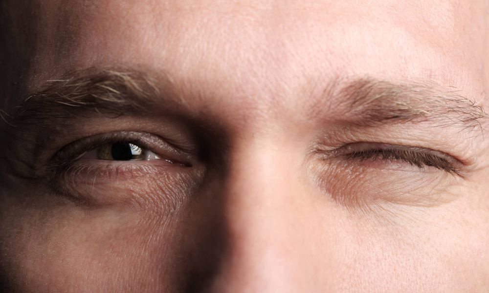 Mắt trái giật ở nam nguyên nhân là gì